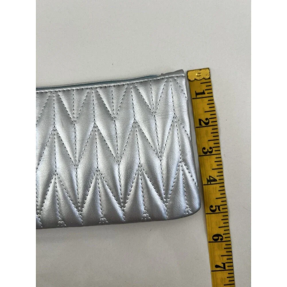 ipsy silver metallic